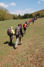 in cammino in Appennino durante un corso di escursionismo in cammino in Appennino durante un corso di escursionismo