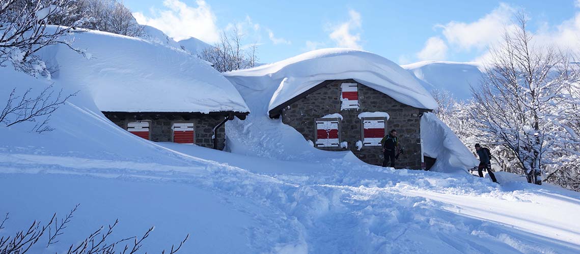 Il cartello all'entrata del rifugio incrostato di ghiaccio